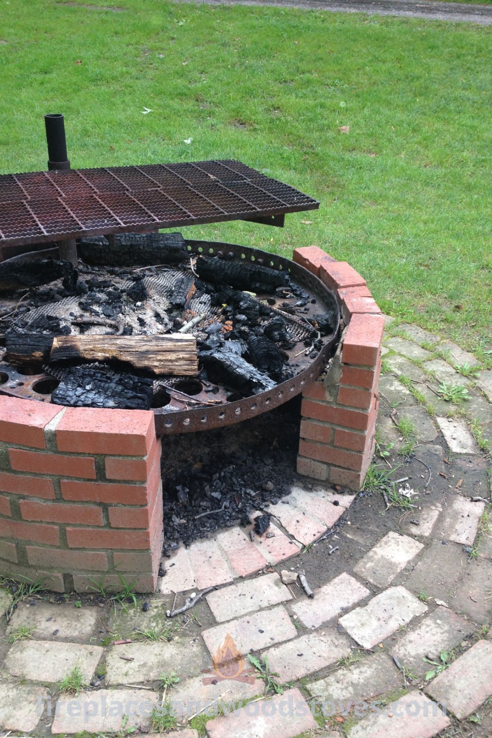 An outdoor fire pit made of bricks and wood with a grill on top, designed for backyard gatherings and parties. A stylish addition for cozy outdoor evenings, featuring ideas you’ll love for transforming your space. Find more inspiration at patioandhomefurniture.com.